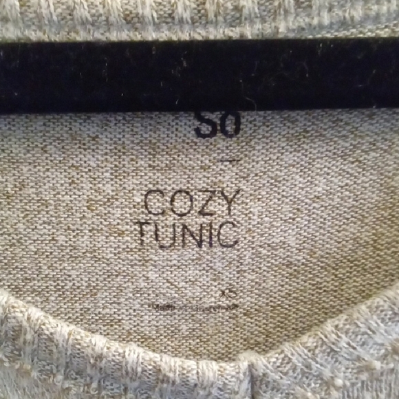 Womans XS SO Tan Relaxed Asymmetrical Long Sleeve Tunic Stretchy Lightweight - Picture 2 of 3